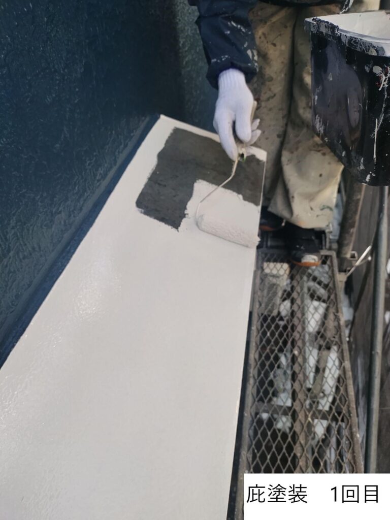 庇（ひさし）の塗装をします。外壁屋根同様にしっかりと下地処理（ケレン作業）をおこなってから塗装しています。